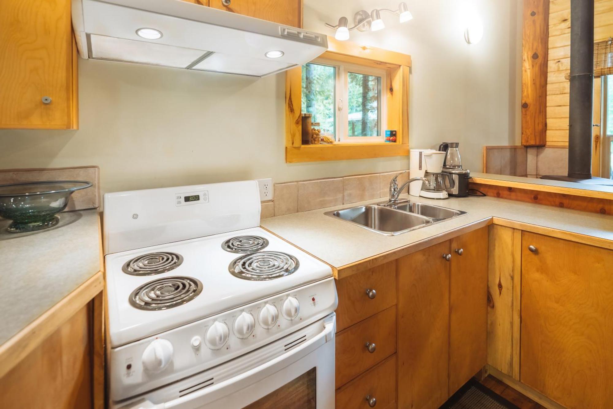 Bella Coola Grizzly Tours And Resort Hagensborg Bagian luar foto