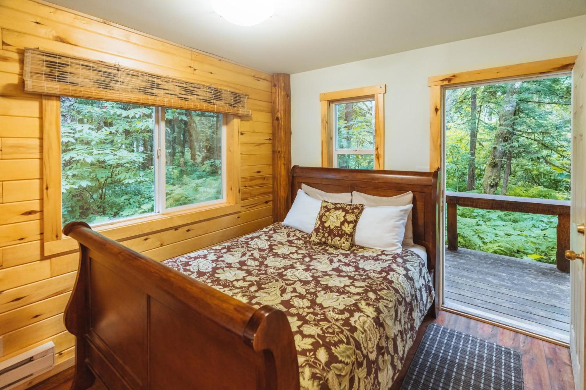 Bella Coola Grizzly Tours And Resort Hagensborg Bagian luar foto