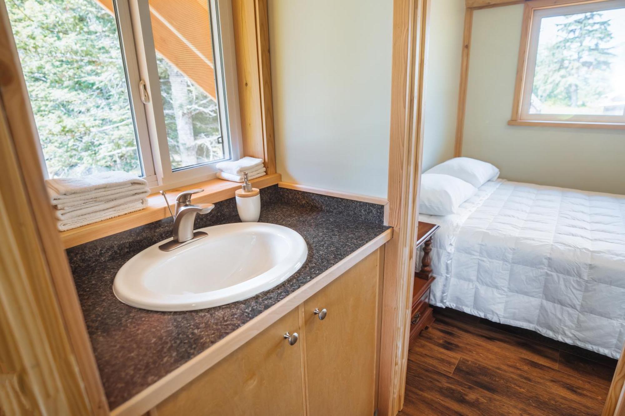 Bella Coola Grizzly Tours And Resort Hagensborg Bagian luar foto
