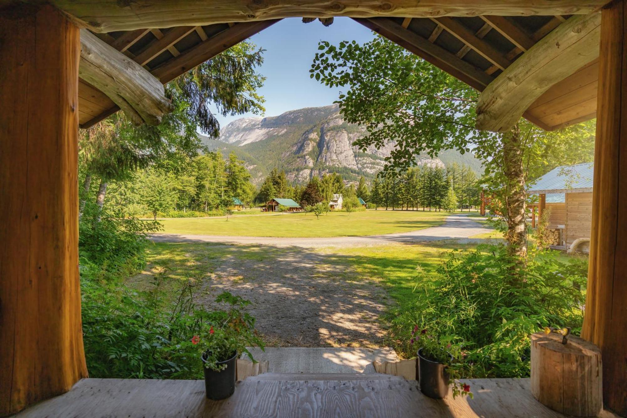 Bella Coola Grizzly Tours And Resort Hagensborg Bagian luar foto